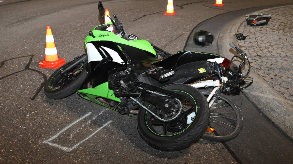 Crash zwischen E-Bike und Töff: 35-Jährige leicht verletzt