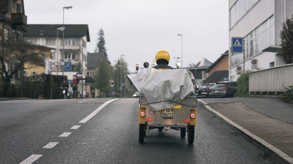 Pöstlerinnen und Pöstler sollen im Winter auf privaten Velos Päckli austeilen