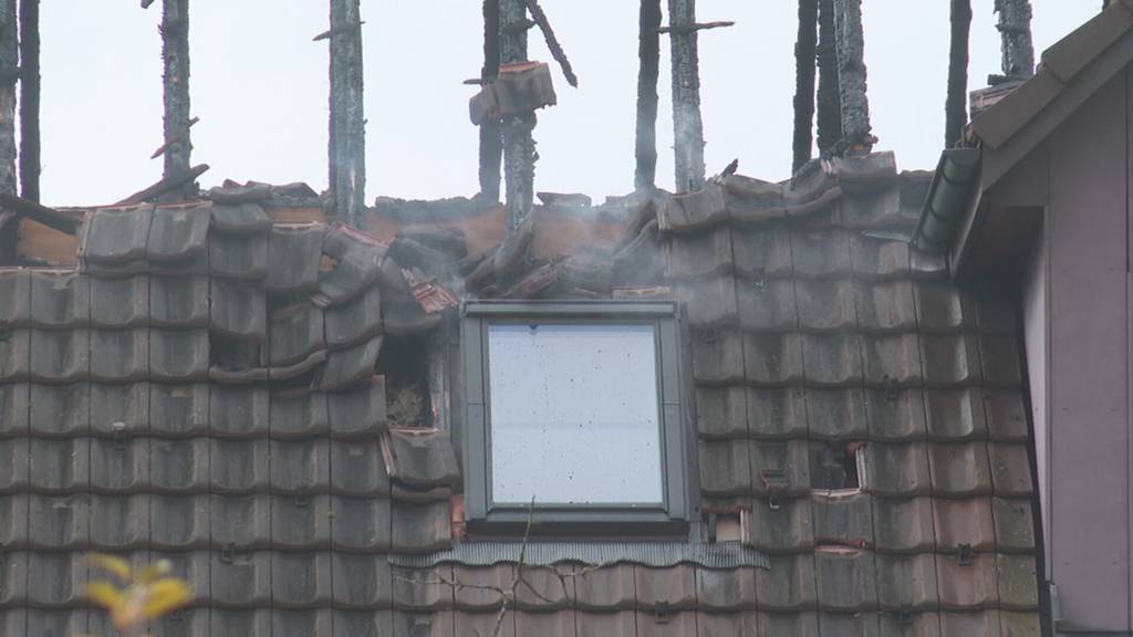 Kind kommt bei Brand in Mehrfamilienhaus ums Leben