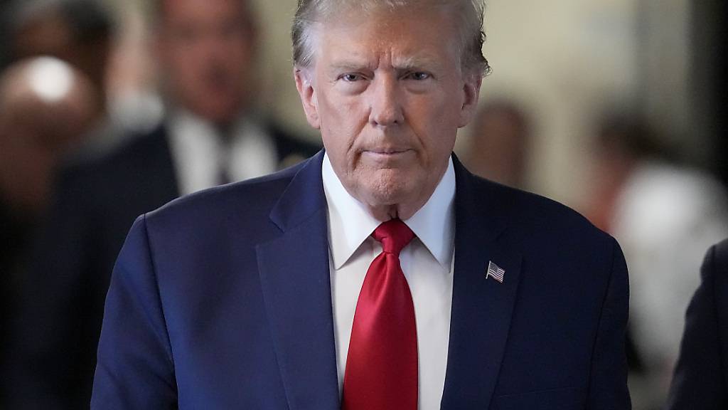 dpatopbilder - Donald Trump, ehemaliger US-Präsident und Bewerber um die Präsidentschaftskandidatur der Republikaner, trifft vor dem Strafgericht in Manhattan ein. Foto: Mary Altaffer/AP/dpa