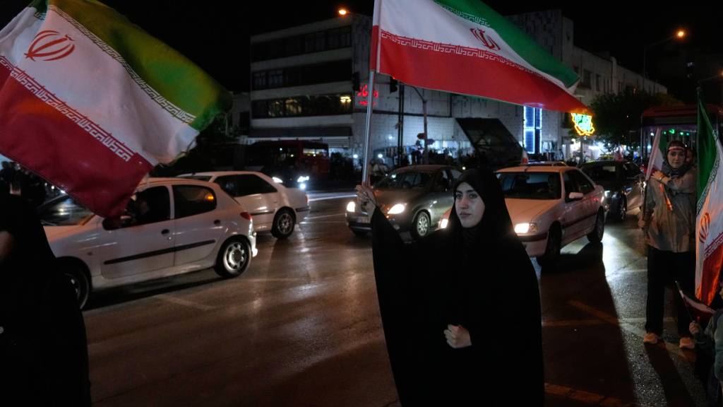 ARCHIV - Frauen halten iranische Fahnen bei einer Pro-Regierungskampagne in der Innenstadt von Teheran. Foto: Vahid Salemi/AP/dpa