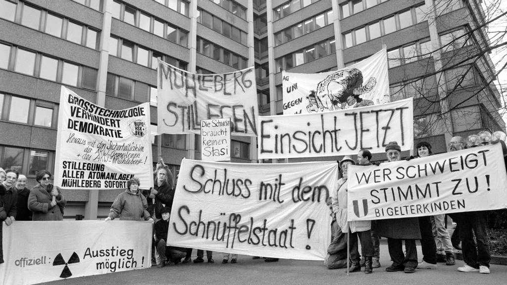 Erhält die Schweiz mit den Crypto-Leaks ihre vierte PUK? – Demo 1990 in Bern zu den Ermittlungen zum Fichen-Skandal. Den deckte eine PUK auf.