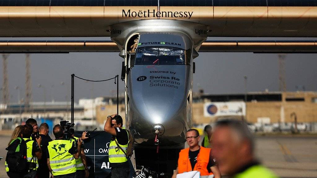 Bleibt noch etwas länger in Kairo: Der Solarflieger «Solar Impulse 2» kann wegen Magenbeschwerden von Pilot Piccard nicht weiterfliegen.