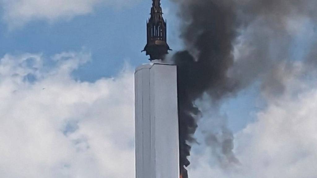 HANDOUT - CROP-Auf diesem Foto, das von Vivien Leservoisier zur Verfügung gestellt wurde, sieht man den brennenden Turm der Kathedrale von Rouen. Foto: Uncredited/Vivien Leservoisier/AP/dpa - ACHTUNG: Nur zur redaktionellen Verwendung bis zum 24.07.2024 im Zusammenhang mit der aktuellen Berichterstattung und nur mit vollständiger Nennung des vorstehenden Credits