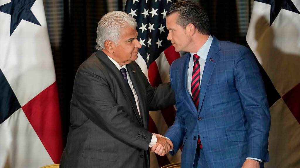 US-Verteidigungsminister Pete Hegseth (r) schüttelt Panamas Präsidenten Jose Raul Mulino die Hand. Foto: Matias Delacroix/AP/dpa