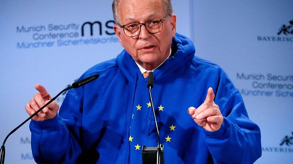 Wolfgang Ischinger, Präsident der Münchner Sicherheitskonferenz, eröffnete den Anlass symbolträchtig im EU-Kapuzenpulli.
