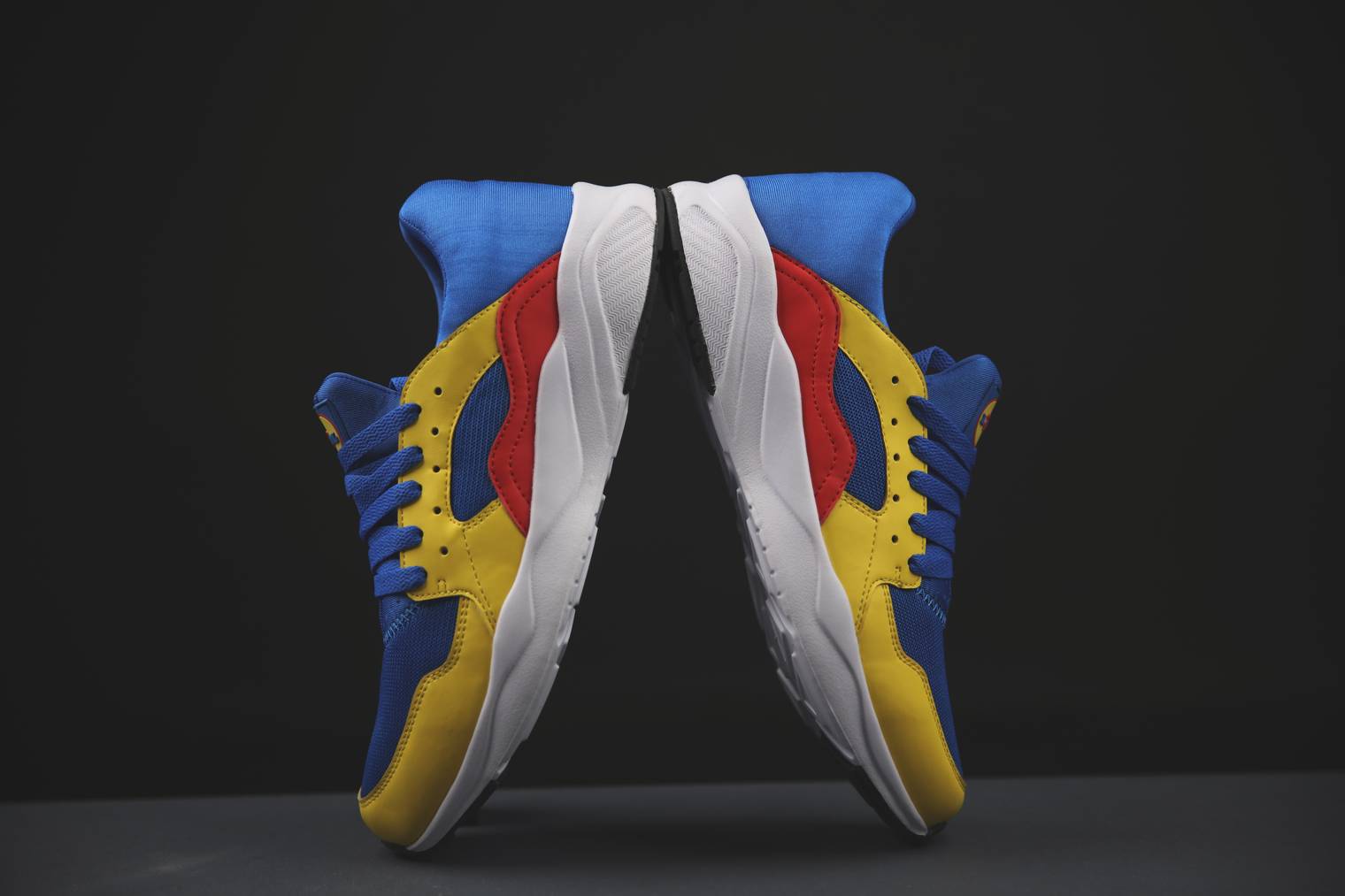 Rot, blau und gelb: Der Sneaker von Lidl fällt auf.