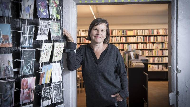 Leonie Schwendimann, Geschäftsführerin der Buchhandlung zur Rose in St.Gallen, bleibt ruhig trotz Online-Konkurrenz.