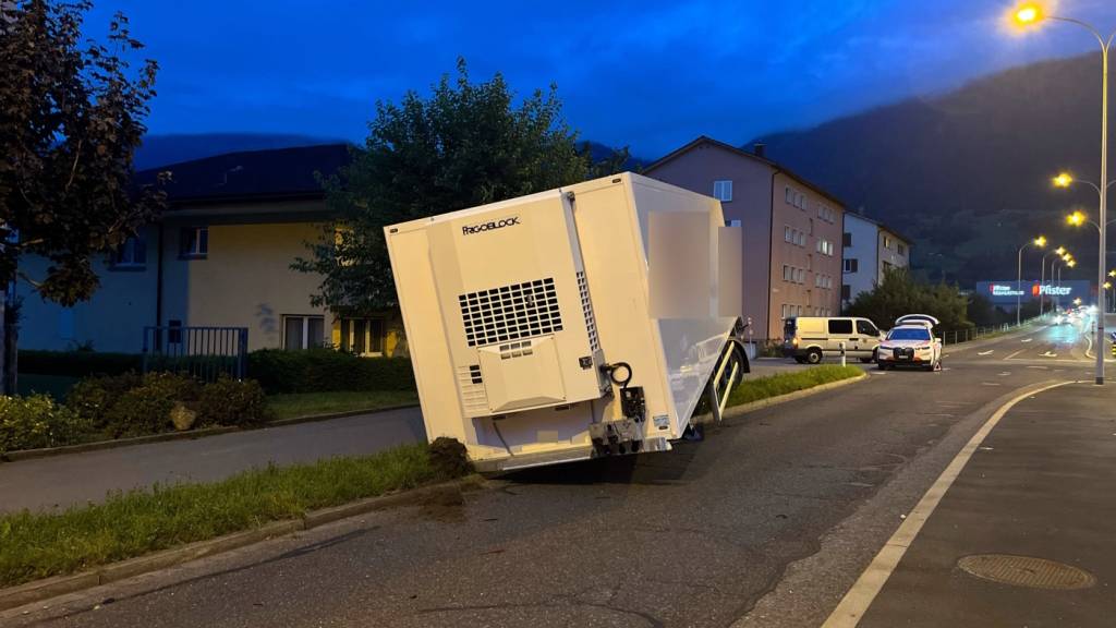 Der Anhänger des Sattelschleppers blieb auf einem Grünstreifen zurück.