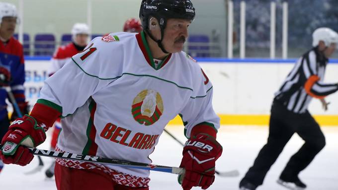 Trotz Corona-Pandemie: Weissrussischer Präsident spielt Eishockey
