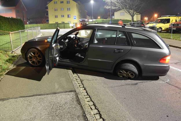 A car with two passengers crossed a border control. Fleeing the border patrol, the escape car caused an accident.