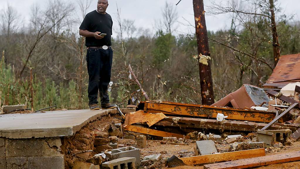 Ein Mann betrachtet die Überreste eines von einem Sturm im Bundesstaat Alabama zerstörten Hauses.