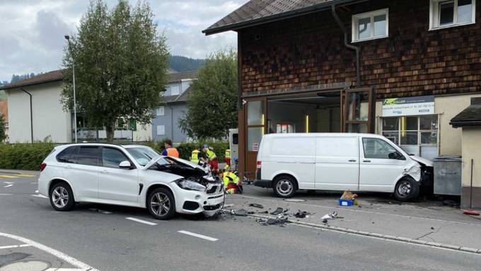 Zwei Leichtverletzte und viel Blechschaden in Unterägeri