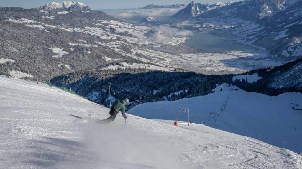 Blick vom höher gelegenen Teil des Skigebiets Mörlialp ins Tal.