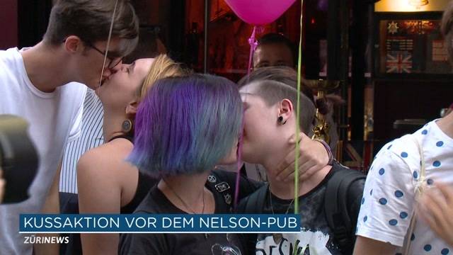 Kiss-In vor Nelson Pub