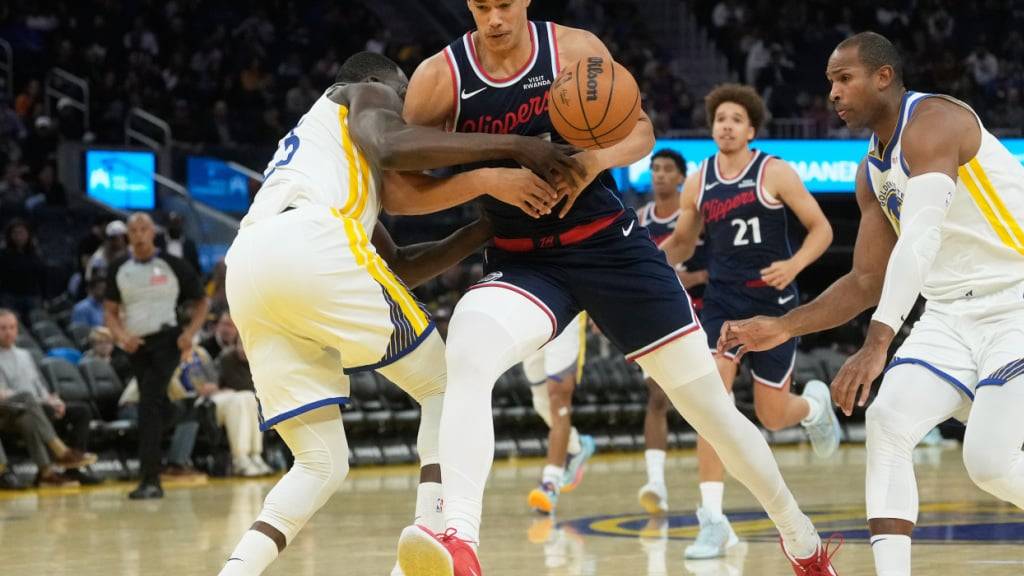Der Freiburger Yanic Konan Niederhäuser (Bildmitte) bestreitet mit den Los Angeles Clippers seine erste NBA-Saison
