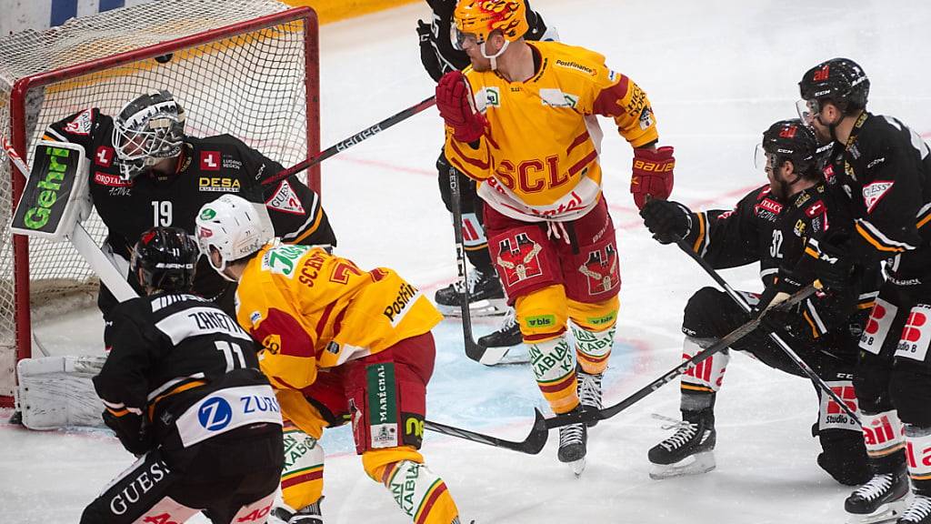 Die Entscheidung in Lugano: Julian Schmutz (li.) und Sean Malone (m.) bringen den Puck zum 3:2 hinter Goalie Mikko Koskinen unter