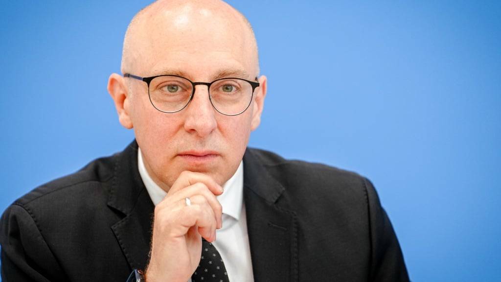 ARCHIV - Sinan Selen, Vizepräsident des Bundesamtes für Verfassungsschutz, stellt den Verfassungsschutzbericht 2024 vor. Foto: Kay Nietfeld/dpa