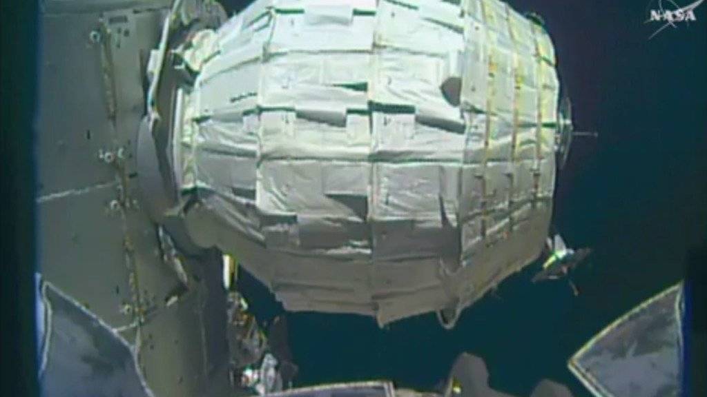 Im zweiten Anlauf hat es geklappt: Das aufblasbare Modul «Beam» hängt in entfaltetem Zustand an der Raumstation ISS.