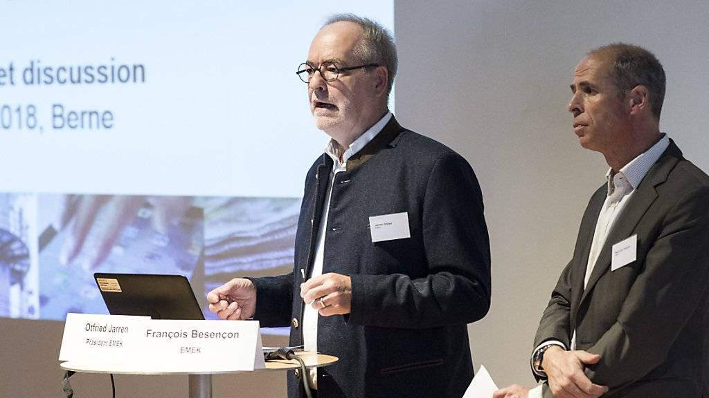 Wie weiter in der Medienkrise? Otfried Jarren (links) und François Besençon von der Eidgenössischen Medienkommission (EMEK) präsentieren Vorschläge zur künftigen Medienförderung.