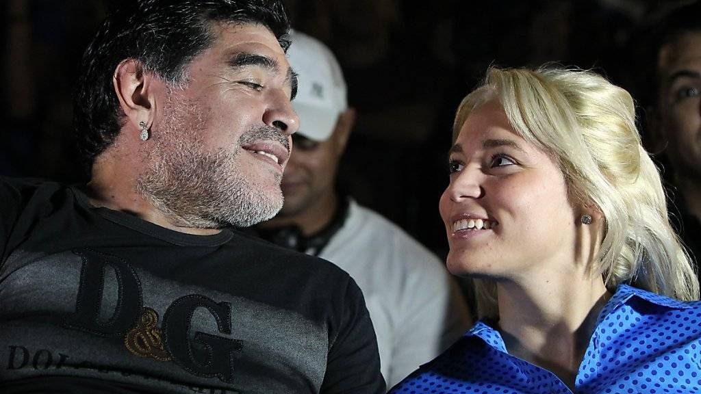 Diego Maradona (mit Freundin Rocio Oliva) hat die Operation gut überstanden