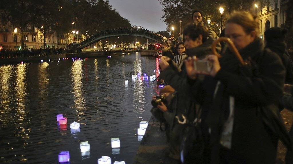 Hunderte Laternen haben auf dem Pariser Canal Saint-Martin an die Opfer der Anschläge vor einem Jahr erinnert.
