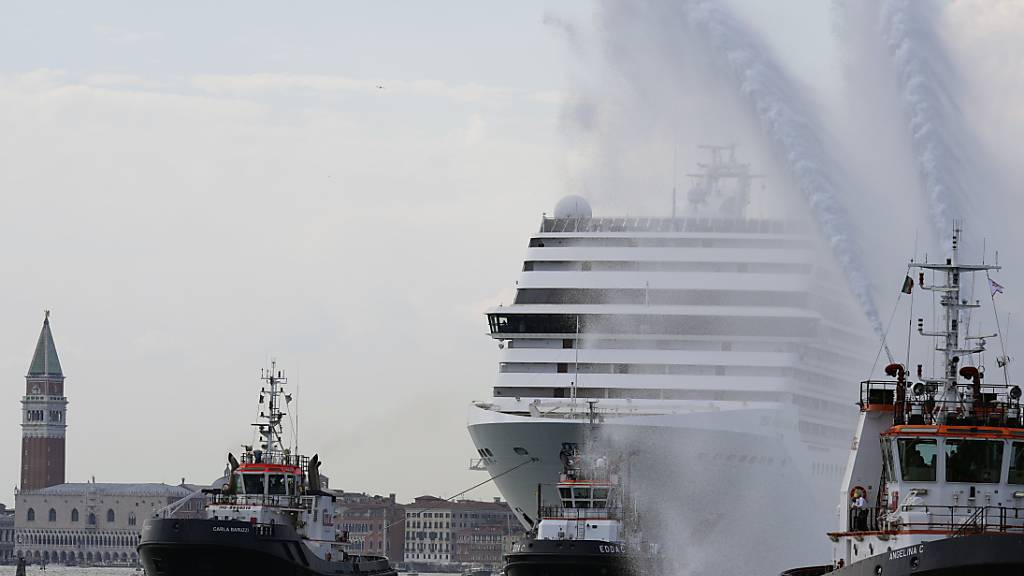 ARCHIV - Das Kreuzfahrtschiff MSC Orchestra verlässt die Lagune Venedigs. Foto: Antonio Calanni/AP/dpa