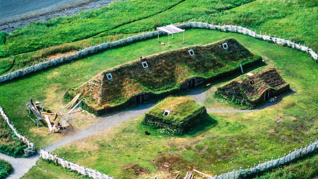 Eine Rekonstruktion eines Gebäudes aus der Wikingerzeit neben der Fundstätte L’Anse aux Meadows: Forschende haben das Alter der Siedlung nun exakt bestimmt. (Handout Nature)