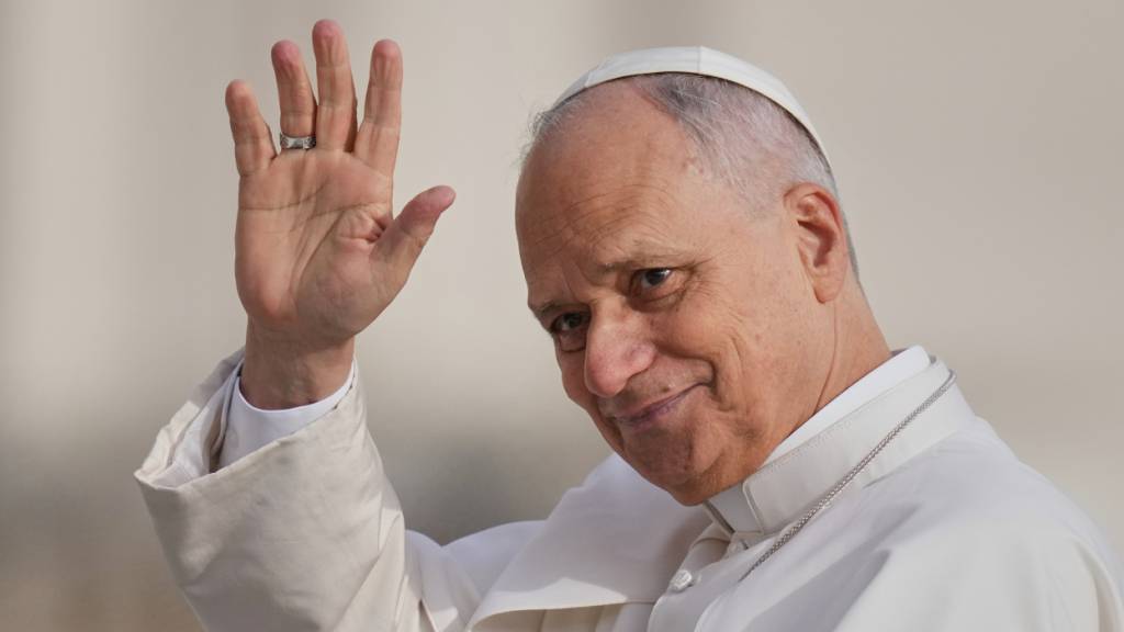 ARCHIV - Papst Leo XIV. trifft auf dem Petersplatz im Vatikan ein (Archivbild). Foto: Alessandra Tarantino/AP/dpa