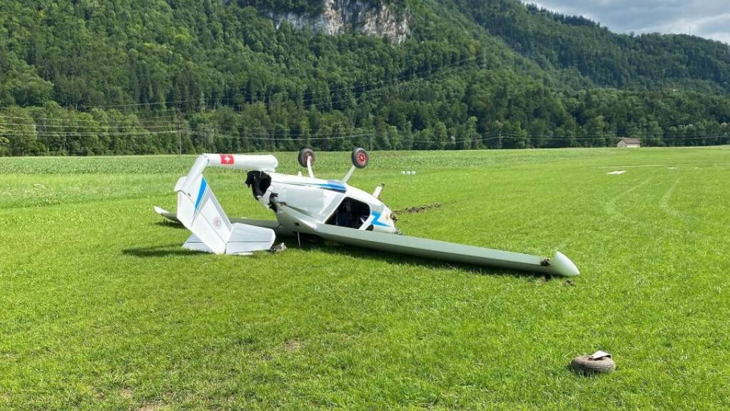 Auf dem Flugplatz von Epagny im Kanton Freiburg ist ein Flugzeug während der Startphase abgestürzt.