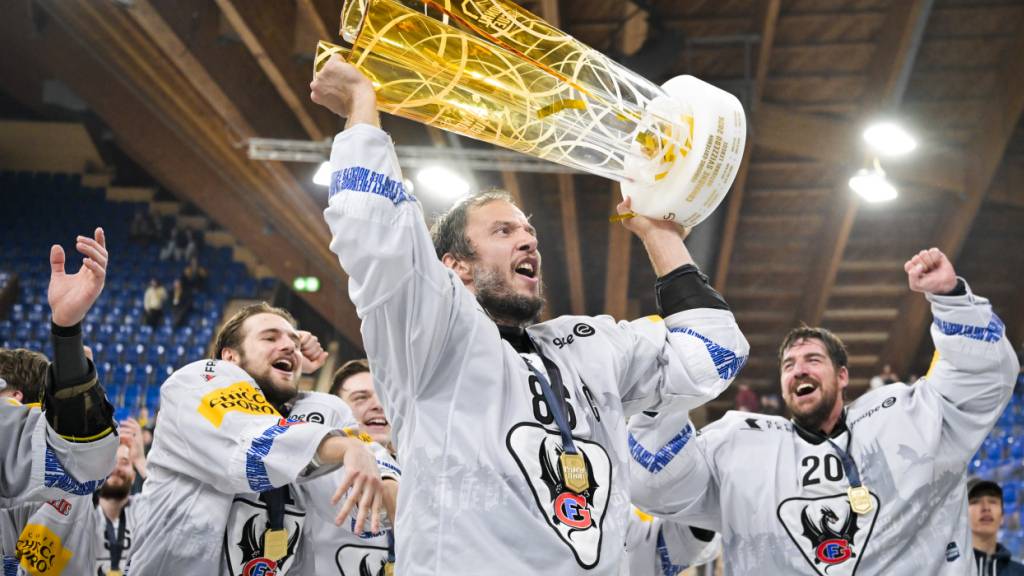 Abgang auf dem Höhepunkt: Julien Sprunger mit dem Meisterpokal