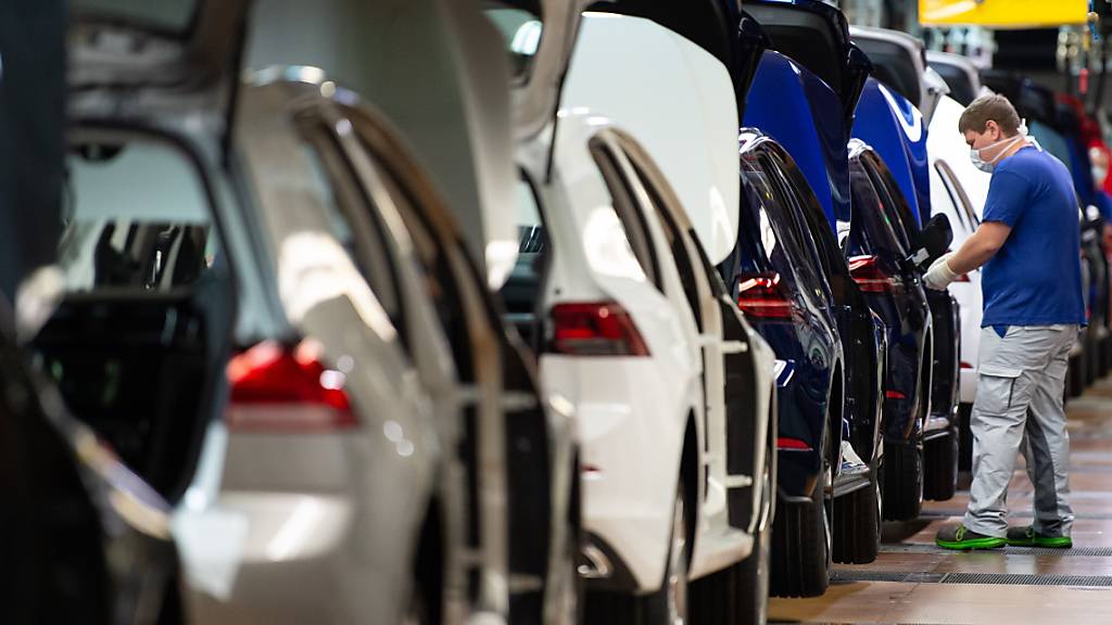Der weltgrösste Autobauer Volkswagen hat im vergangenen Jahr einen Betriebsgewinn von rund zehn Milliarden Euro erwirtschaftet. Das Geschäft hat sich vor allem gegen Ende des Jahres von der Coronakrise erholt.(Archivbild)