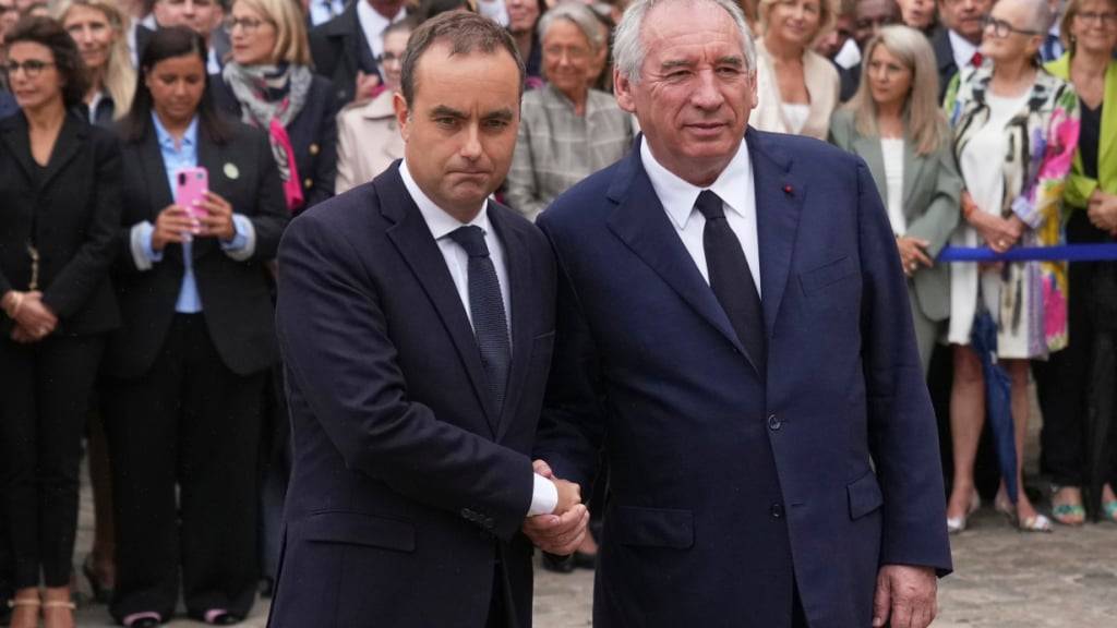 Der neu ernannte Ministerpräsident Sebastien Lecornu (l) schüttelt dem scheidenden französischen Ministerpräsidenten Francois Bayrou die Hand, als dieser zu einer Übergabezeremonie in der Residenz des Premierministers in Paris eintrifft. Foto: Christophe Ena/AP/dpa
