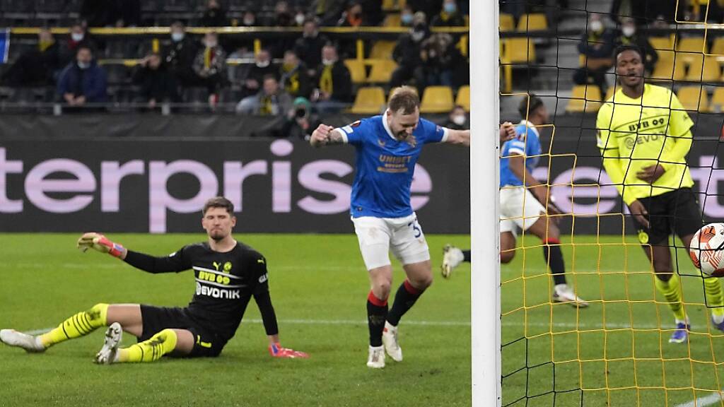 Dortmunds Goalie Gregor Kobel kassiert den vierten Gegentreffer