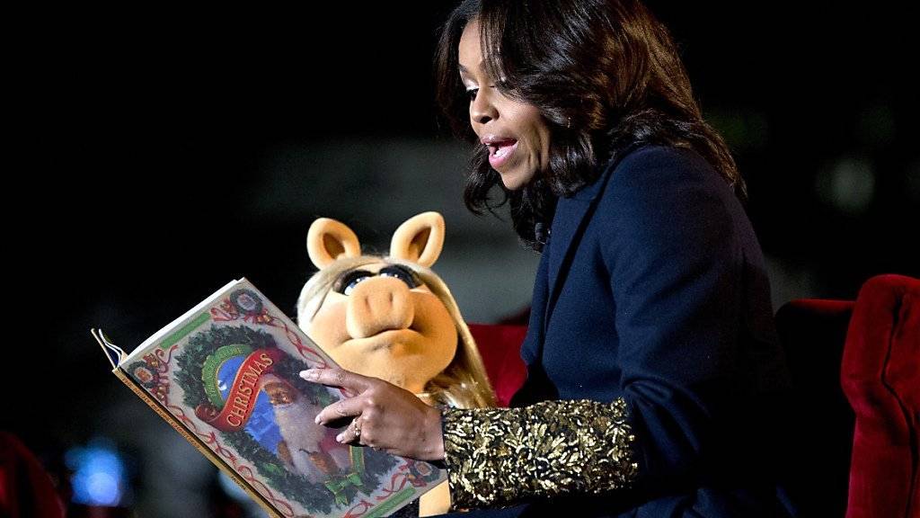 Miss Piggy und Michelle Obama lesen am National Christmas Tree Lighting-Tag aus «The Night Before Christmas» vor.