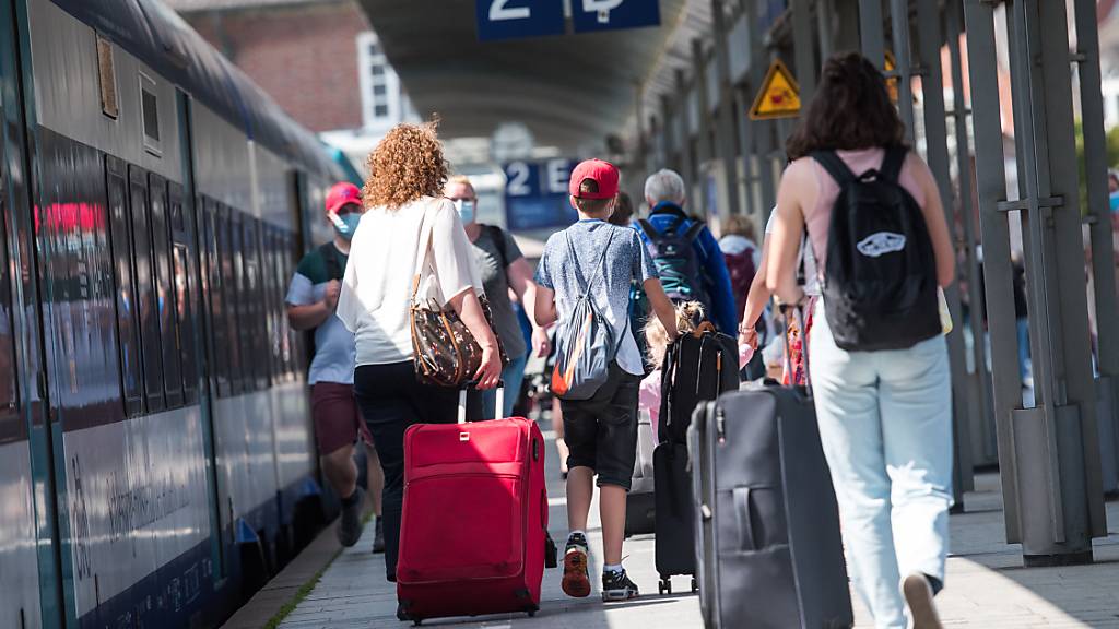 Es sind wieder mehr Menschen unterwegs in den Bahnhöfen - ganz erholt hat sich der öffentliche Schienenverkehr aber noch nicht vom deutlichen Einbruch wegen der Corona-Pandemie. (Symbolbild)
