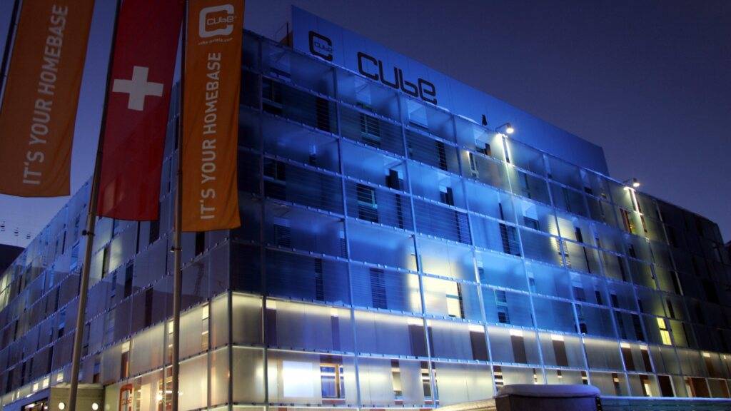 Das Hotel Cube in Savognin ein Jahr nach seiner Eröffnung im Jahr 2005. Seit einigen Jahren ist das Gebäude am Fusse der Skipisten geschlossen. Die Gemeinde Surses möchte es für 8,9 Millionen Franken kaufen. (Archivbild)