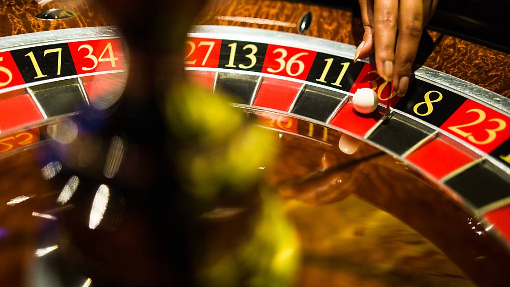 ARCHIV - Eine Mitarbeiterin der Spielbank Stuttgart greift beim Spiel Roulette nach einer Kugel, die auf Rot liegt. Foto: Christoph Schmidt/dpa