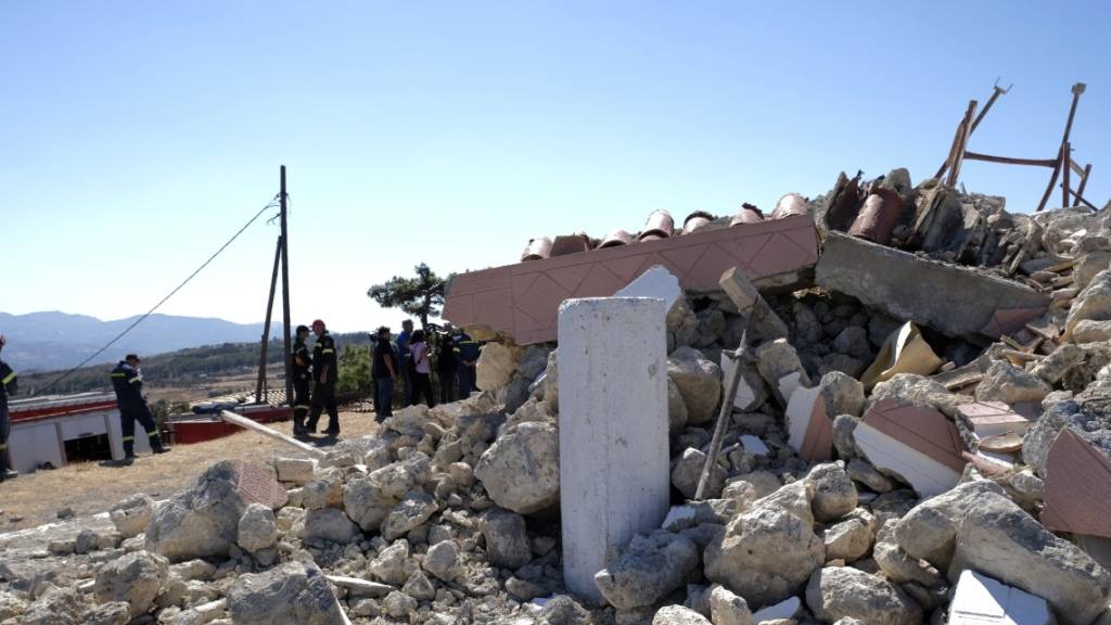 Feuerwehrleute stehen neben der zerstörten griechisch-orthodoxen Kirche Profitis Ilias, nachdem das Dorf Arkalochori im Süden der Insel Kreta von einem Erdbeben erschüttert wurde.