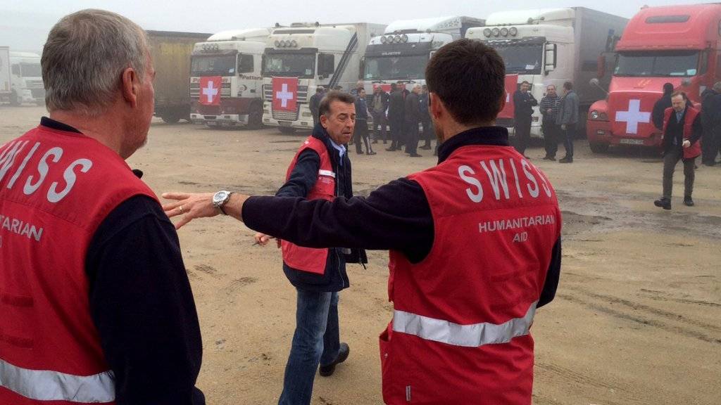 Angehörige der Humanitären Hilfe der Schweiz in Mariupol vor der Weiterfahrt nach Donezk