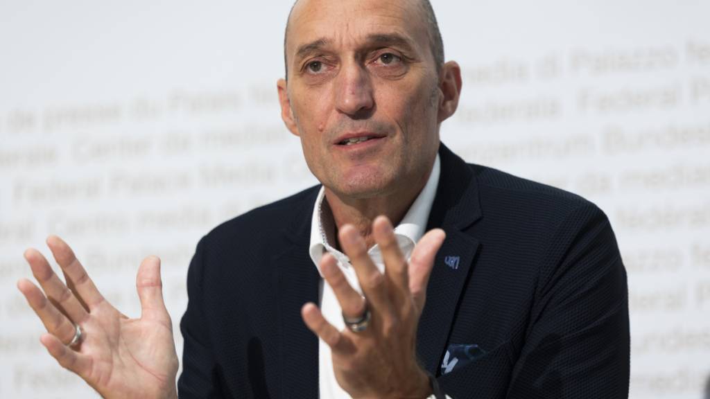Laut Martin Bürki, Präsident der Eidgenössischen Kommunikationskommission (Comcom), kostet die Erneuerung der auslaufenden Mobilfunkfrequenzen die Telekomkonzerne Swisscom, Sunrise und Salt mindestens 854 Millionen Franken.