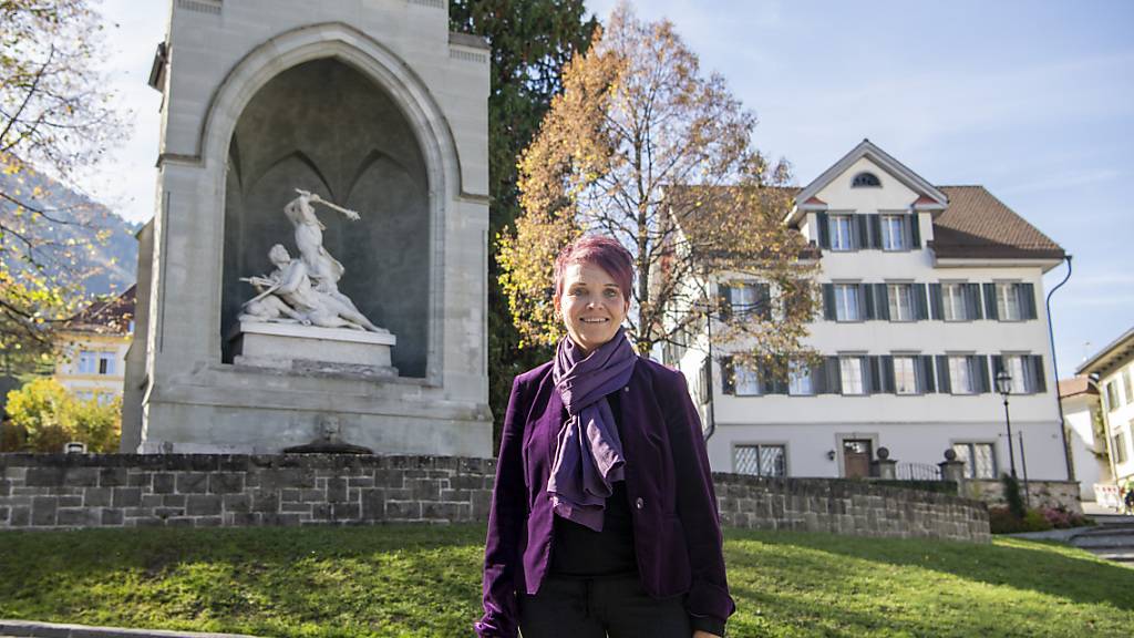 Die Nidwaldner Finanzdirektorin Michèle Blöchliger (SVP), hier vor dem Winkelrieddenkmal in Stans NW 2022, muss gegen ein strukturelles Defizit kämpfen. (Archivaufnahme)