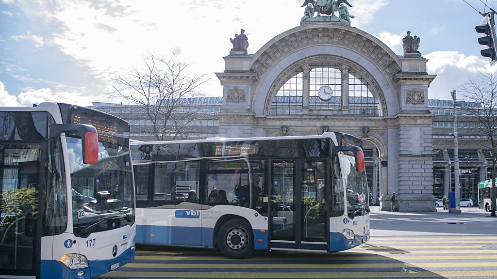 Nach sieben Jahren Planung sistiert der Kanton Luzern die Idee neuer Busperrons am Luzerner Bahnhof. (Archivbild)