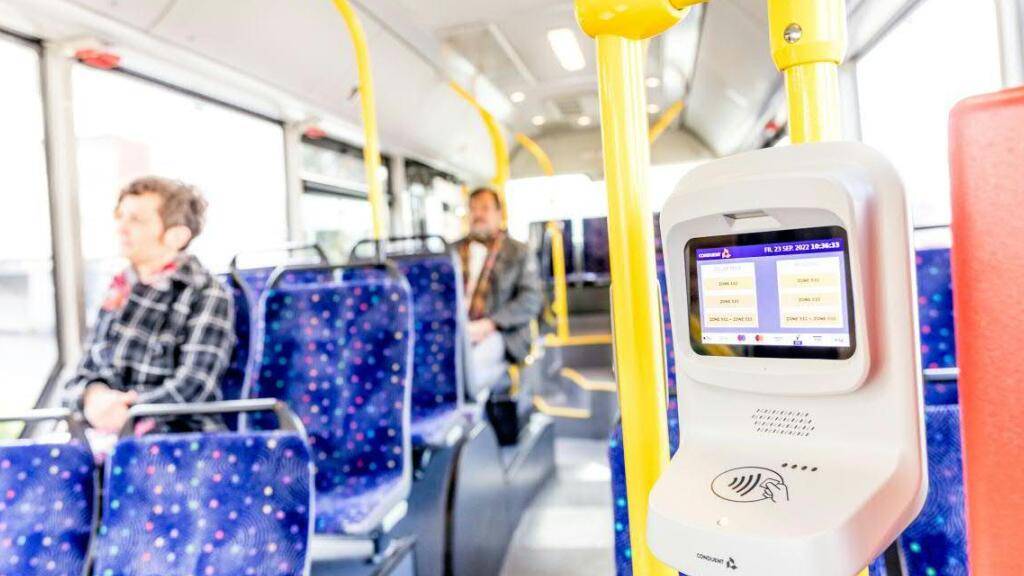 Der «Validator» soll den Ticketverkauf im Bus vereinfachen: Fahrgäste können kontaktlos bezahlen. Sie erhalten jedoch kein physisches Ticket.