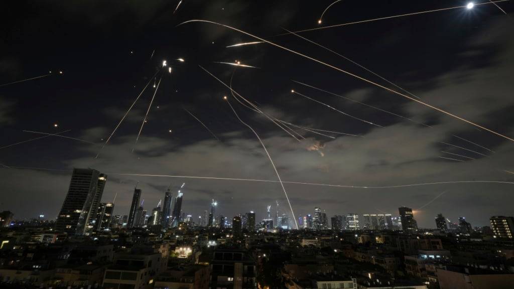 dpatopbilder - Das israelische Luftabwehrsystem Iron Dome feuert, um Raketen während eines iranischen Angriffs über Tel Aviv abzufangen. Foto: Leo Correa/AP/dpa
