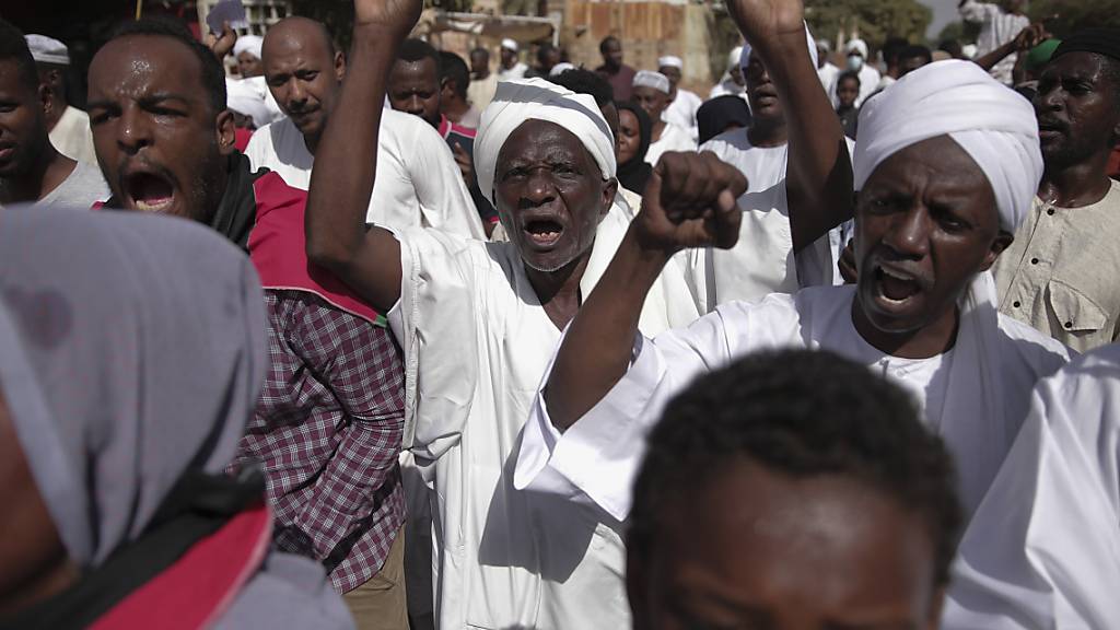 Einige Menschen protestieren Tage nach dem Militärputsch im Sudan. Foto: Marwan Ali/AP/dpa