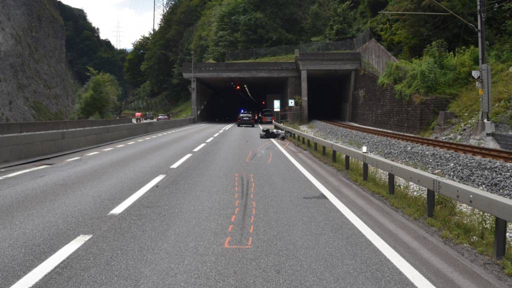 Ein Töfffahrer stürzte bei einem Bremsmanöver auf der Nationalstrasse bei Seewis und verletzte sich mittelschwer.