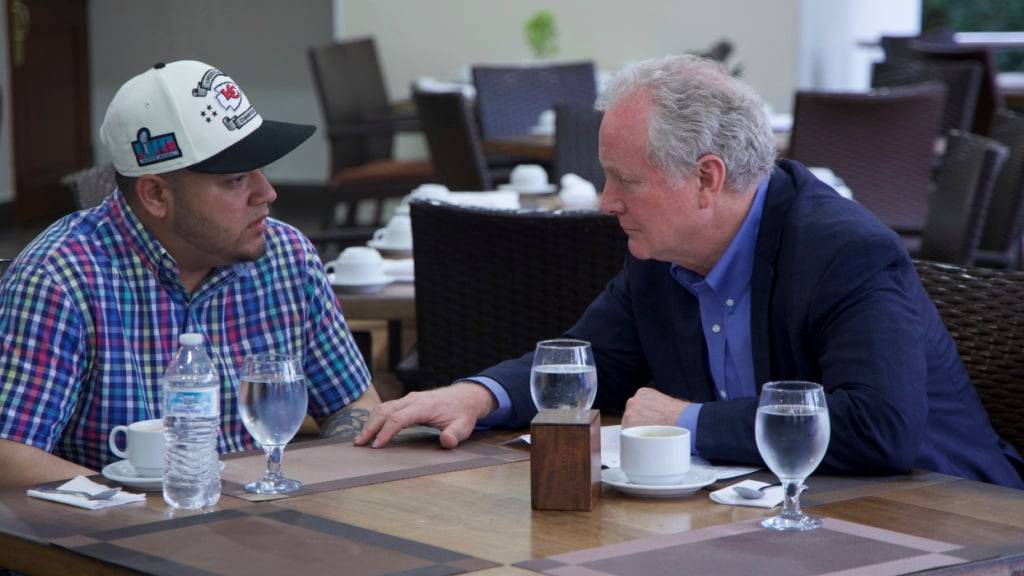 HANDOUT - Auf diesem von der Pressestelle von Senator Van Hollen veröffentlichten Foto spricht Hollen (r) mit Kilmar Abrego Garcia, einem salvadorianischen Staatsbürger, der in Maryland lebte und von der Trump-Regierung nach El Salvador abgeschoben wurde, in einem Hotelrestaurant. Foto: Uncredited/Press Office Senator Van Hollen/AP/dpa/Archiv
