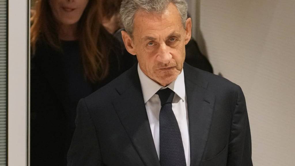 dpatopbilder - Der ehemalige französische Präsident Nicolas Sarkozy und seine Frau Carla Bruni verlassen den Saal. Foto: Christophe Ena/AP/dpa