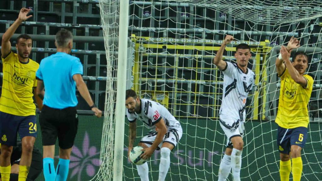 Lugano jubelt, Saint-Gilloise reklamiert. Am Ende wird der Treffer der Tessiner nach VAR-Eingriff aberkannt und die Belgier gewinnen 2:0